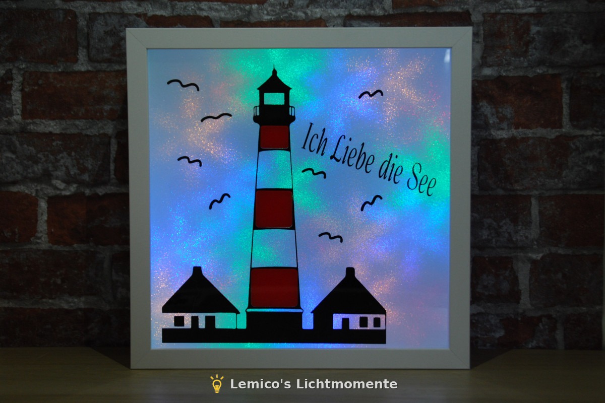 Beleuchteter Bilderrahmen mit Leuchtturm, Glimmerfolie und buntes Licht